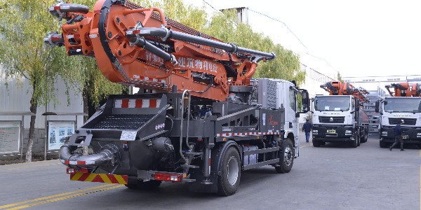 建設(shè)農(nóng)村與小型泵車(chē)，是密不可分的